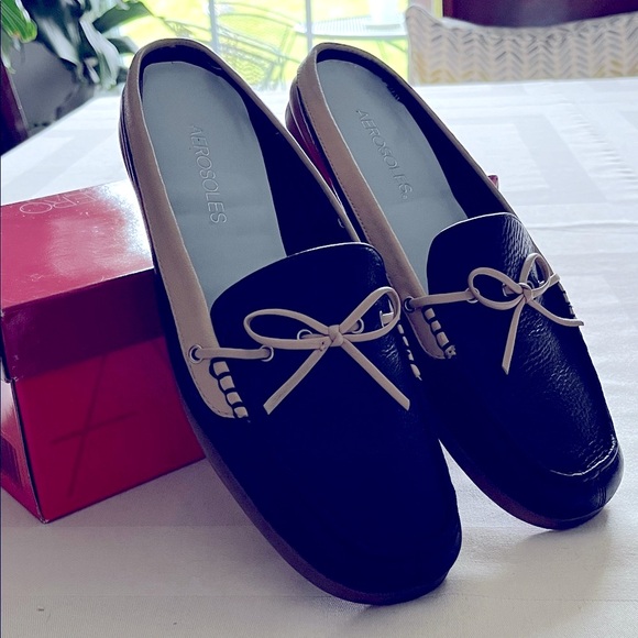 AEROSOLES Shoes - AEROSOLES Black and Tan Bow Loafers